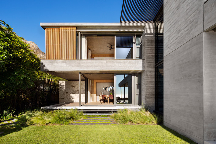 Clifton House nổi bật với những bức tường kính trượt, cho phép kết nối không gian bên trong với một loạt các sàn, hiên và ban công bên ngoài nhìn ra biển.