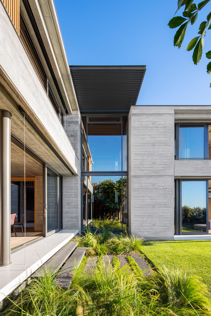 Clifton House được bao quanh bởi một màu xanh mướt của cây cỏ.