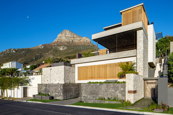  Ngôi nhà có tên là Clifton House, tọa lạc bên bờ biển ở Cape Town (Nam Phi), được thiết kế bởi công ty kiến trúc Malan Vorster.