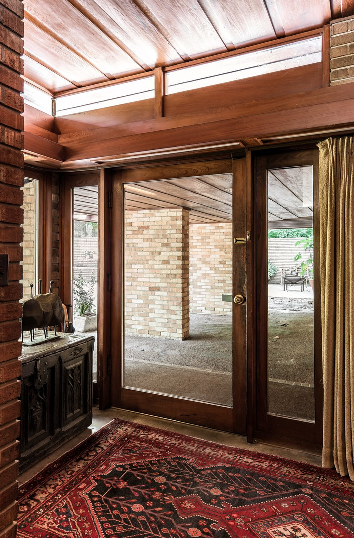 Chủ nhân ngôi nhà đã tìm đến kiến trúc sư Frank Lloyd Wright và đưa ra một số yêu cầu bổ sung vào cấu trúc ban đầu.