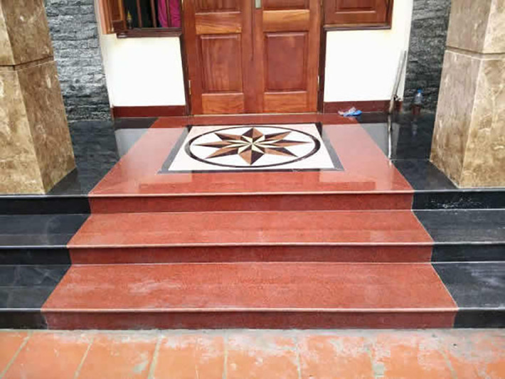 Bậc tam cấp được sử dụng phổ biến không chỉ trong các công trình dân dụng mà còn trong các công trình công cộng. Ảnh: Angcovat.