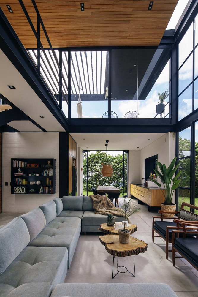 Tầng một của ngôi nhà là phòng khách rộng rãi. Ảnh: Archdaily.