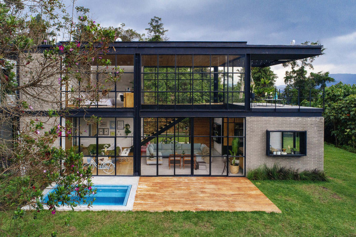 Sân thượng nằm trên tầng 2 của Candelaria House giúp gia chủ thư giãn, nghỉ ngơi.
