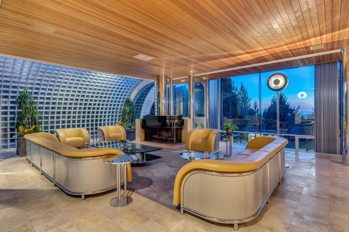 Được thiết kế năm 1979 do kiến trúc sư Arthur Erickson nổi tiếng người Canada thiết kế, Eppich House II có diện tích lên tới 650 m2.