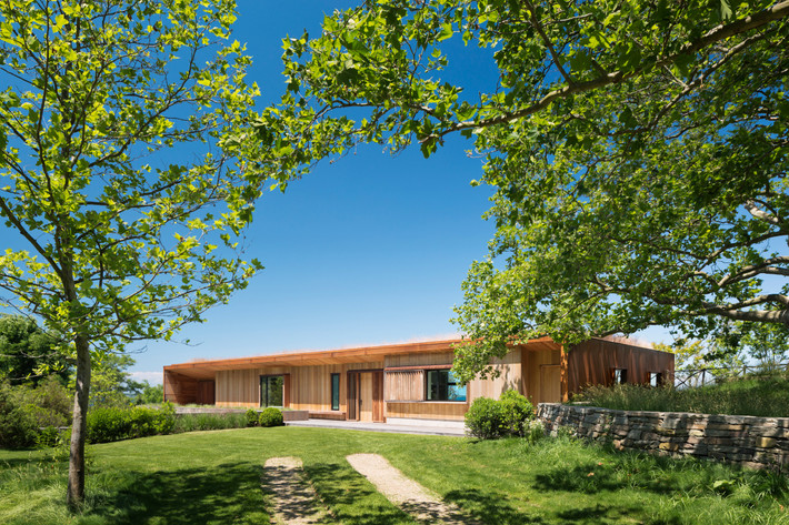 Peconic House nằm trên một lô đất rộng tới 2ha nhìn ra Vịnh Peconic, giữa North Fork và South Fork của Long Island, gần Hamptons.