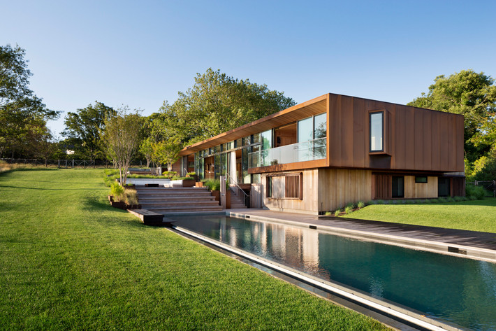 Peconic House sở hữu một bể bơi ngoài trời cực đẹp.