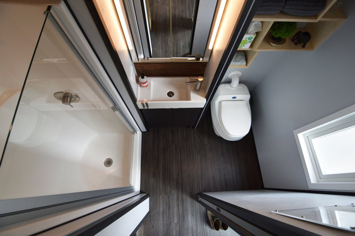 Nhà vệ sinh nhỏ xinh, sạch sẽ. Ảnh: Tinyhousetinyfootprint.