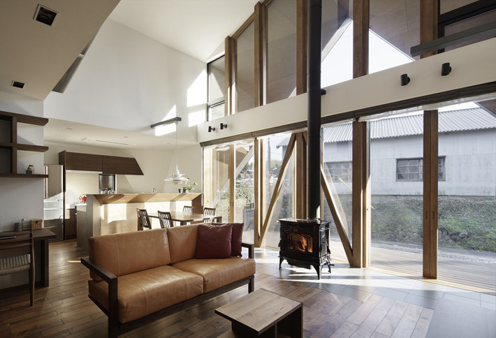 Nội thất của ngôi nhà mang tông màu trắng, nâu đất, gần gũi với thiên nhiên. Ảnh: Freshome.