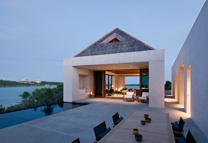 Một bộ bàn ăn được bố trí ngoài trời để cả gia đình vừa thưởng thức những món ăn ngon vừa có thể ngắm nhìn trọn vẹn cảnh biển.