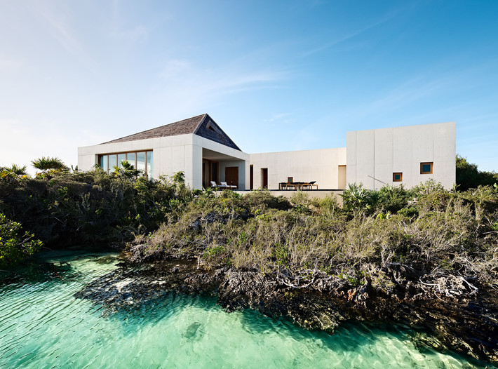 Tọa lạc gần bờ biển phía tây nam của Providenciales - một trong những hòn đảo thuộc quần đảo Turks và Caicos, biệt thự siêu đẹp này được thiết kế bởi hãng kiến trúc Rick Joy Architects.