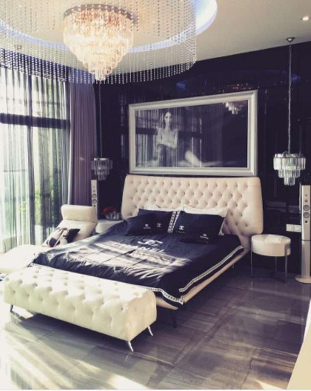 Phòng ngủ của “Nữ hoàng nội y” Ngọc Trinh nằm trong một căn hộ có diện tích 200m2, nằm trên tầng 33 của một khu căn hộ cao cấp ở quận 7, TP HCM. Ảnh: nhasang.
