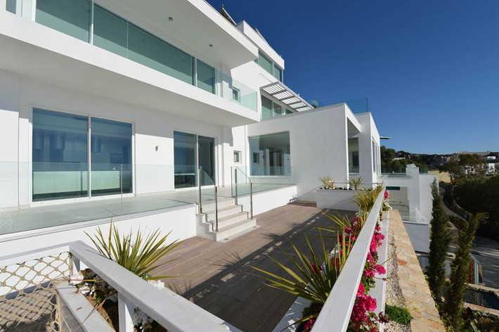 New Aloes được xây dựng trên một khu đất rộng gần 1.000m2 tại Gibraltar, vùng lãnh thổ hải ngoại thuộc Vương quốc Liên hiệp Anh và Bắc Ireland.