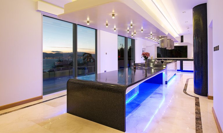 Phòng bếp rộng xấp xỉ tới 46m2. Trong khi đó, phòng khách cực đẹp lộng lẫy với diện tích lên đến hơn 100m2.