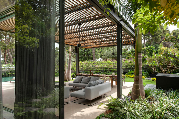 Khu vực sân hiên rộng rãi, thoáng mát để nghỉ ngơi. Ảnh: Archdaily.