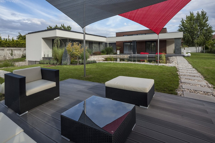 Garden Pond tọa lạc tại một vùng ngoại ô yên tĩnh của Mosonmagyaróvár, phía tây bắc Hungary.