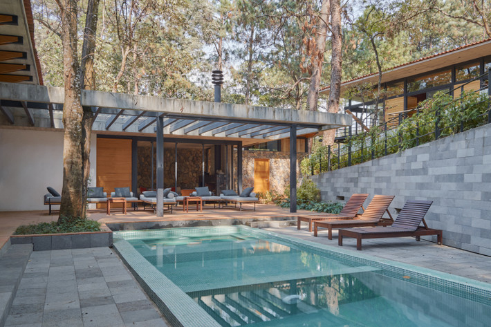 M House cũng có bể bơi ngoài trời siêu đẹp mắt.