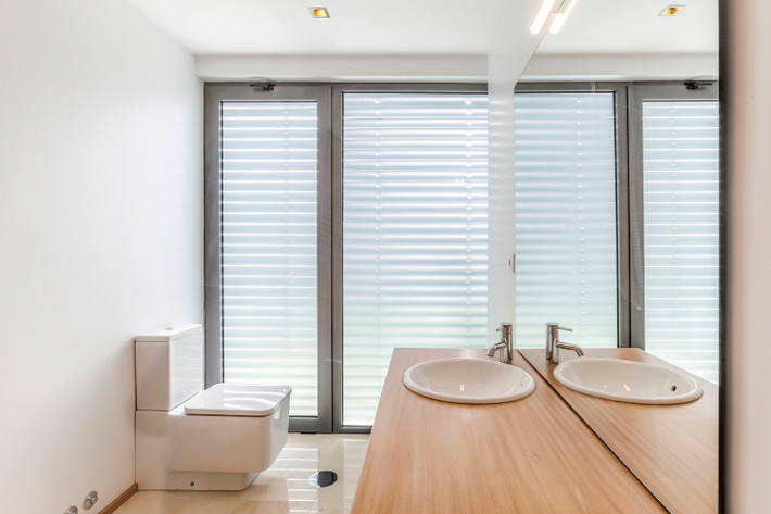 Nhà tắm sáng sủa, hiện đại. Ảnh: Archdaily.