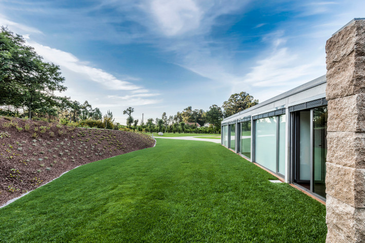 Campo das Paulas do hãng kiến trúc FCC Arquitectura thiết kế và được hoàn thành năm 2012.