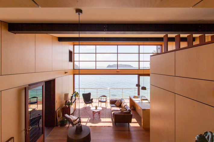 Từ bên trong Hart House, bạn có thể ngắm nhìn cảnh biển tuyệt đẹp.