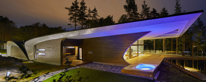 Wave House là một ngôi nhà gỗ dài, nổi bật với mái cong được làm bằng gỗ dán sơn, gồm các dầm thép cong xen kẽ với dầm gỗ, kết hợp cùng hệ thống cách nhiệt và thông gió.