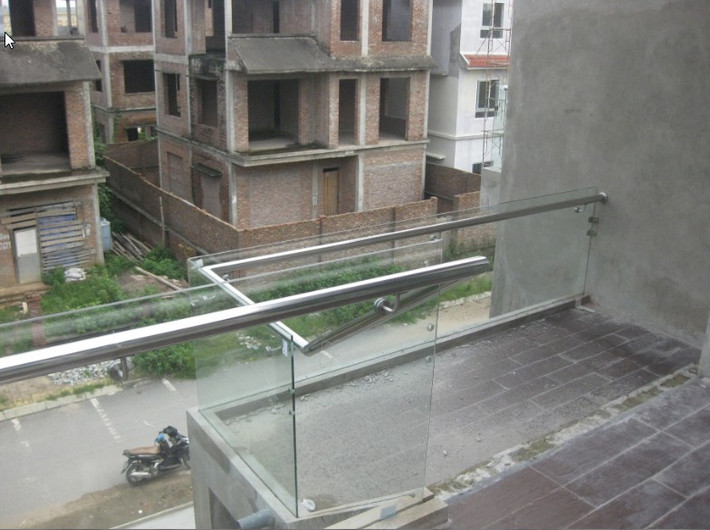 Lan can ban công kính âm sàn mang lại vẻ đẹp đơn giản, sáng, thoáng và thanh thoát. Ảnh: Bizwebmedia.