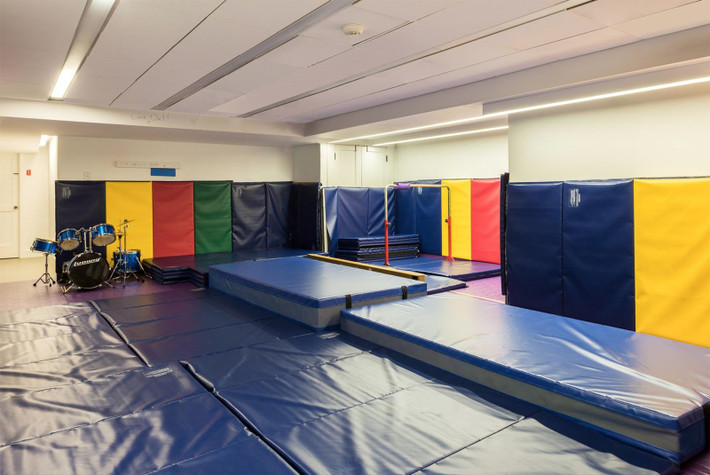 Ngôi nhà cũng có một phòng tập thể dục rất rộng rãi có tên gọi The Willis Gym.