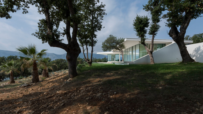 Nằm trên đảo Krk (Croatia), ngôi nhà Bedrock House được xây dựng bởi hãng kiến trúc Turato Architects.