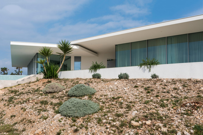 Bedrock House nằm trên một sườn đồi đá vôi gồm hai tòa nhà với phần mái nhô ra khá lạ mắt.