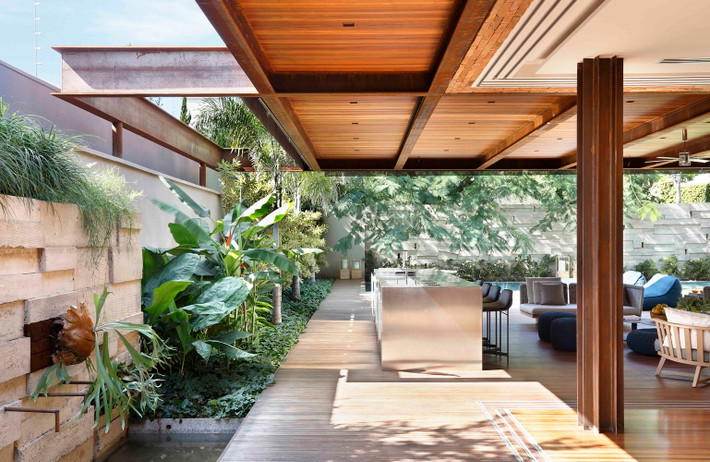 Bourgainvile 2 House tọa lạc tại Vila Imperial, Brazil và được thiết kế bởi hãng kiến trúc Solange Cálio Arquitetos.