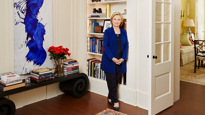 Bà Hillary Clinton chụp ảnh tại một căn phòng trong ngôi nhà.