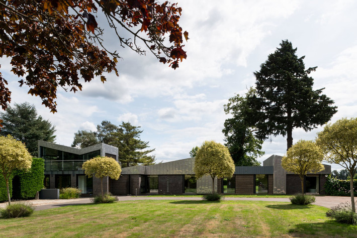 Eashing House nằm cách thị trấn Godalming (một phần của vành đai đi lại bên ngoài thủ đô London) chỉ hơn một dặm.