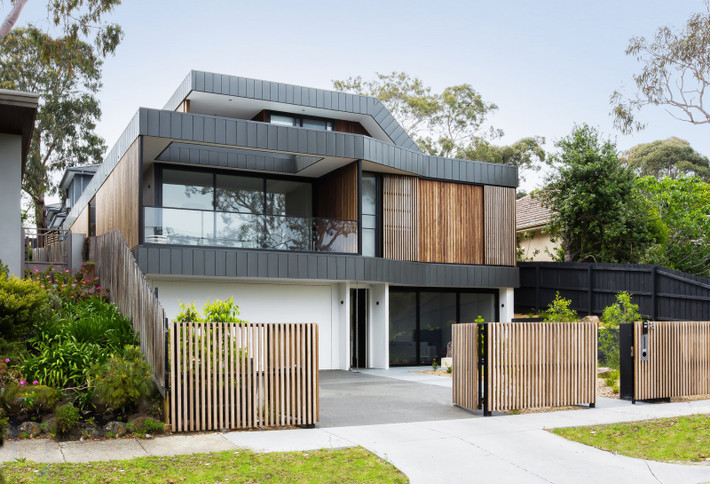 Tọa lạc tại vùng ngoại ô Melbourne (Úc), ngôi nhà có tên Kew East House được thiết kế khéo léo để có sự kết nối, hòa hợp với không gian xanh xung quanh.