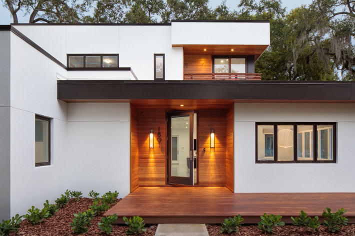 Hyde Park House chào đón các vị khách tới chơi nhà với khu vực sàn trước rộng rãi làm từ gỗ tuyết tùng cùng những luống cây xanh nhỏ xinh.