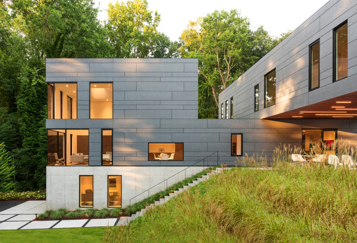 Chủ nhân của Split Box House là một cặp vợ chồng và 3 đứa con.