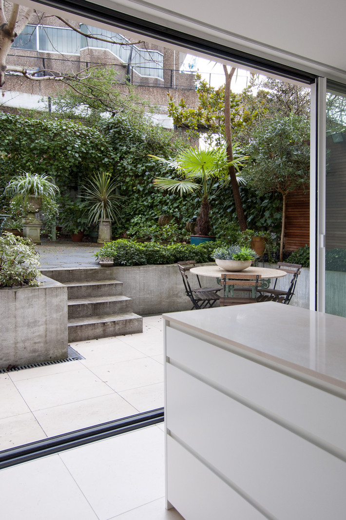 Ngôi nhà này được tân trang và cải tạo bởi Hãng kiến trúc có trụ sở ở London (Anh) William Tozer Associates.