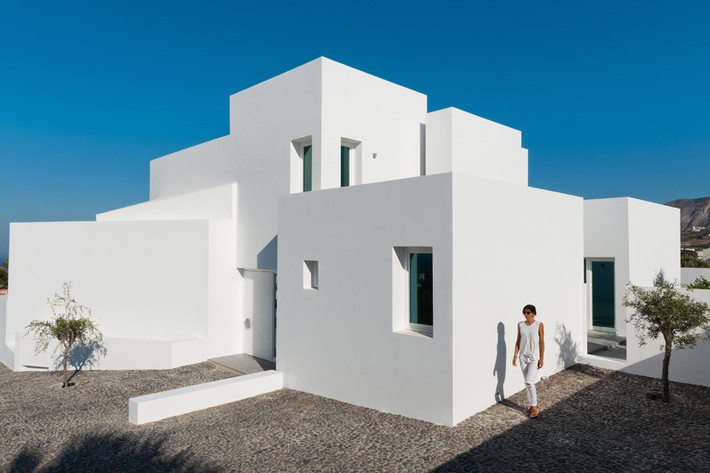 Tọa lạc tại Santorini, Hy Lạp, ngôi nhà với kiến trúc truyền thống đơn giản của vùng này được thiết kế bởi kiến trúc sư Kapsimalis.