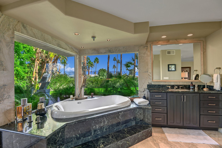 Phòng tắm này to đẹp hơn cả spa.