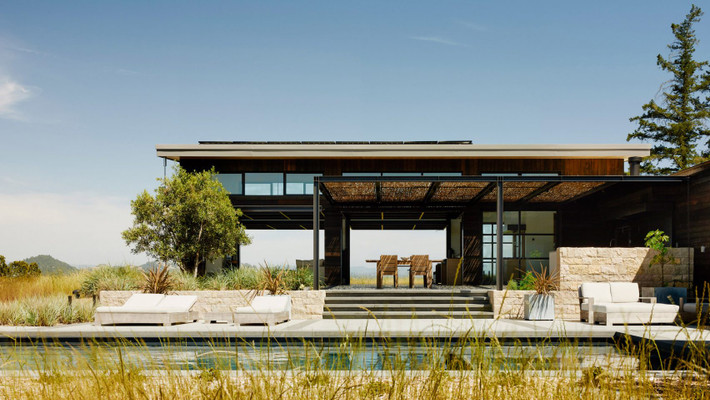 Ngôi nhà xinh đẹp này có tên House in Healdsburg tọa lạc trên một khu đất rộng 40 mẫu Anh (16 ha) ở Healdsburg, một thị trấn nhỏ bên sông Nga - nơi được xem là trung tâm của khu vực sản xuất rượu vang của bang California, Mỹ.