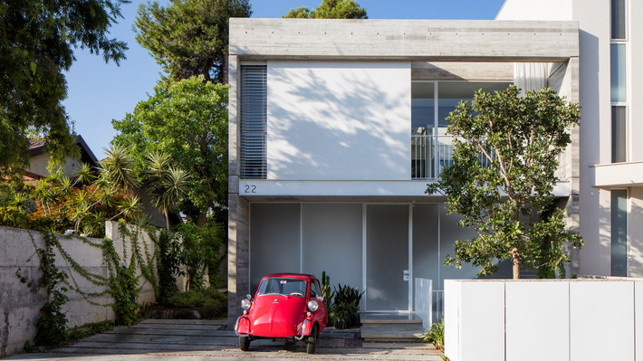 Ngôi nhà có tên Suspended Patio House tọa lạc tại một khu vực yên tĩnh ở thành phố Tel Aviv, Israel.