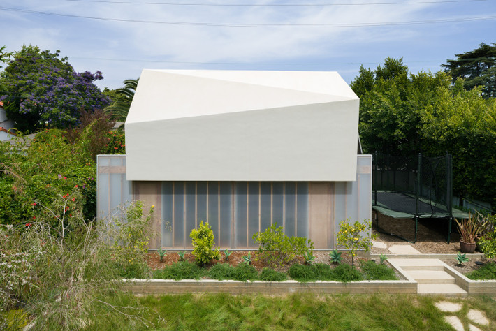 Nhìn bên ngoài, See-Through House trông như một khối hộp rất cục mịch.