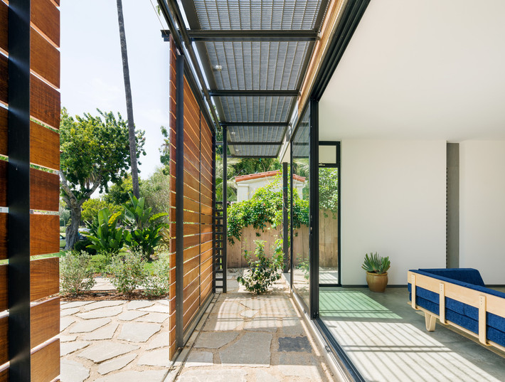 Ngôi nhà do hãng kiến trúc nổi tiếng Koning Eizenberg Architecture thiết kế.