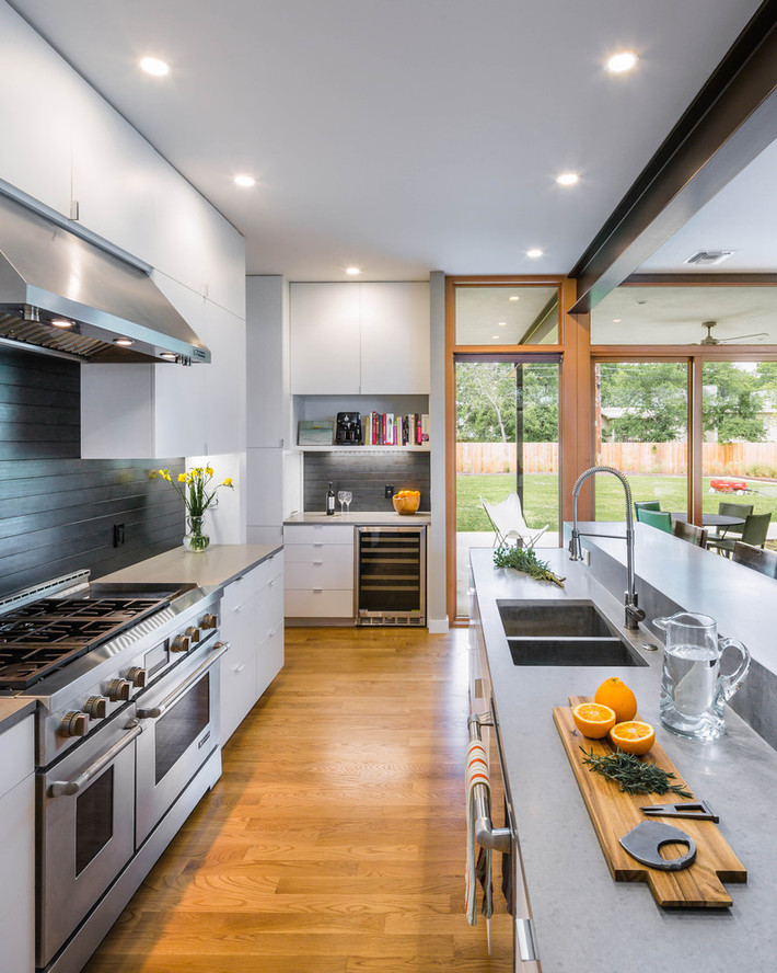 Nhà bếp được trang bị tiện nghi, hiện đại.