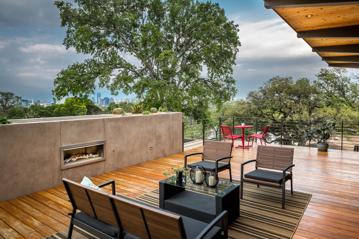 Khu vực ban công trên tầng 2 của ngôi nhà rất rộng và thoáng, có tầm nhìn siêu đẹp. Ảnh: Archdaily.