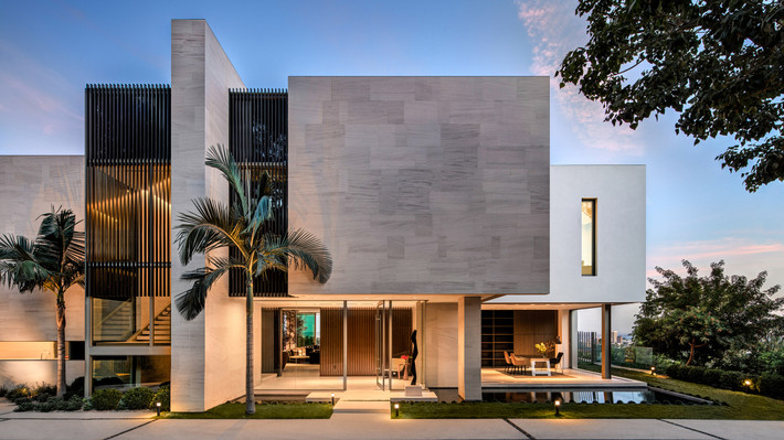 Ngôi nhà này có tên là The Stradella, tọa lạc tại Bel Air (Los Angeles) và được thiết kế bởi một công ty có trụ sở tại Cape Town (Nam Phi) là SATO.