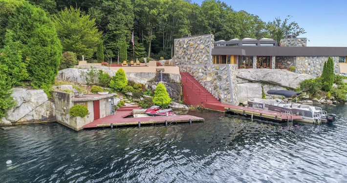 Ngôi nhà Massaro House tọa lạc trên đảo Petra Island thuộc Lake Mahopac, New York.
