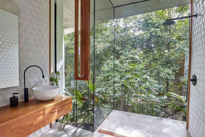 Tường kính giúp gia chủ có cảm giác như đang được tắm ngoài trời. Ảnh: Dwell.