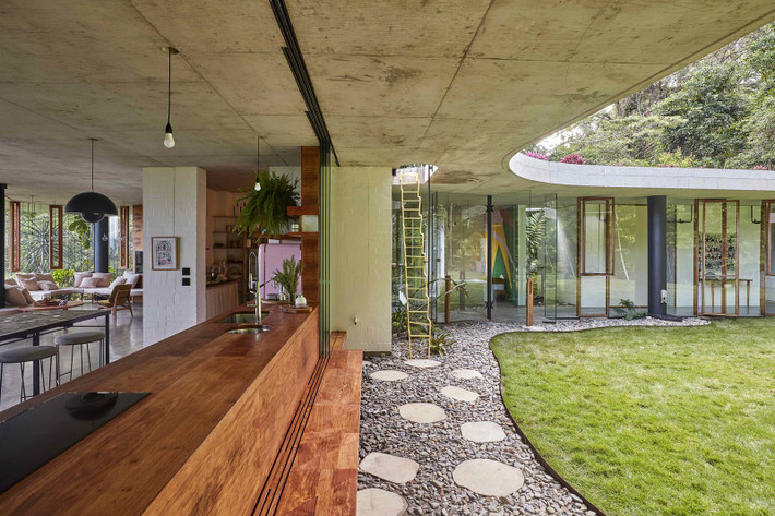 Được biết, Planchonella House đã giành được nhiều giải thưởng thiết kế của Úc, bao gồm giải thưởng Robin Boyd uy tín cho Kiến trúc nhà ở trong Giải thưởng Kiến trúc Quốc gia 2015.