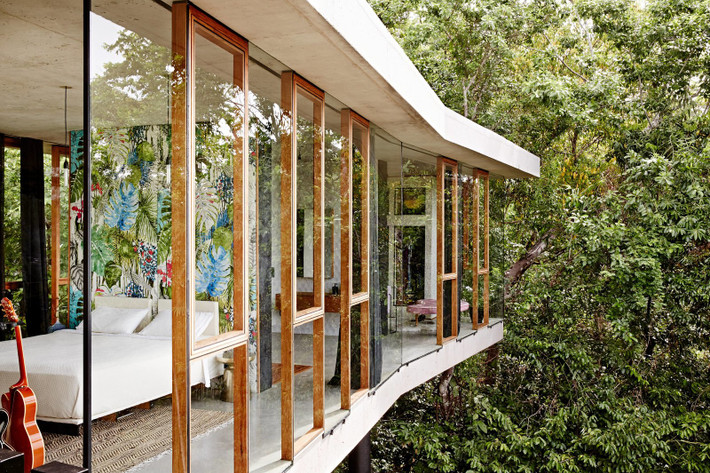 Thậm chí cặp vợ chồng đã cắm trại ngay tại đây trong suốt quá trình xây dựng Planchonella House.