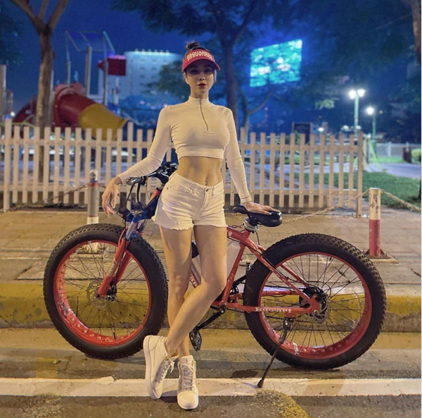 Bên cạnh những bài tập giới hạn trong phòng, Diệp Lâm Anh lựa chọn bài tập cường độ cao như chạy bộ, đạp xe... Việc thay đổi môi trường vận động giúp người tập cảm thấy hứng thú hơn.