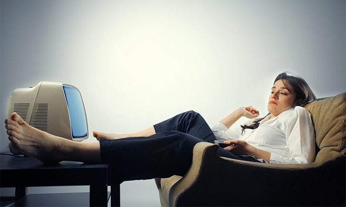Ít vận động Làm cho con người có nguy cơ mắc loãng xương cao hơn nhiều lần những người thích vận động. Nếu đặc thù công việc ngồi yên một chỗ, cơ bắp sẽ bị lão hóa một cách nhanh chóng. Ngoài ra, các khớp xương không được vận động sẽ trở nên yếu hơn so với người hay vận động.